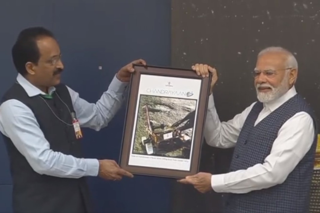 PM Modi gets emotional while talking to ISRO scientists 