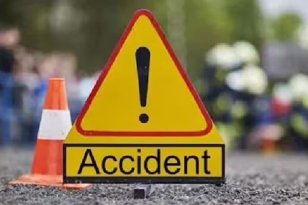 Two fixing flat tyre crushed to death in Telangana