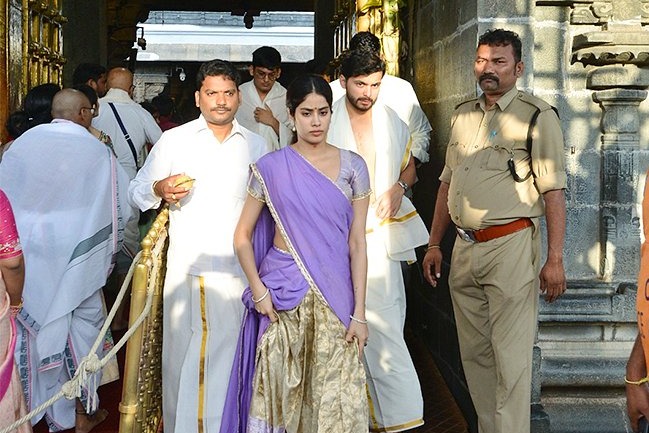 actress janhvi kapoor visits tirumala temple 
