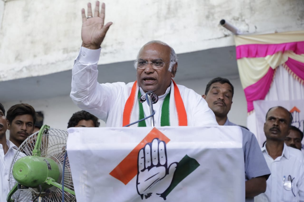 Kharge reacts on Modi govt reduce gas prices 