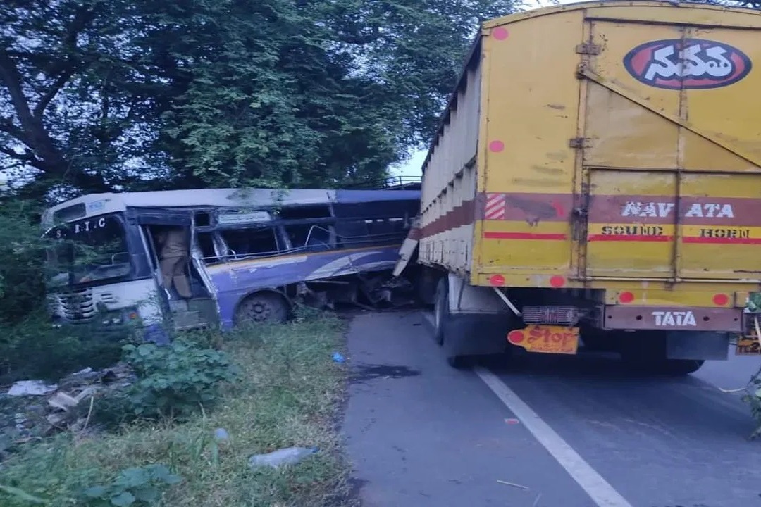 TSRTC bus going from Srisailam to Munugode has brake failure and hits transport lorry in accident