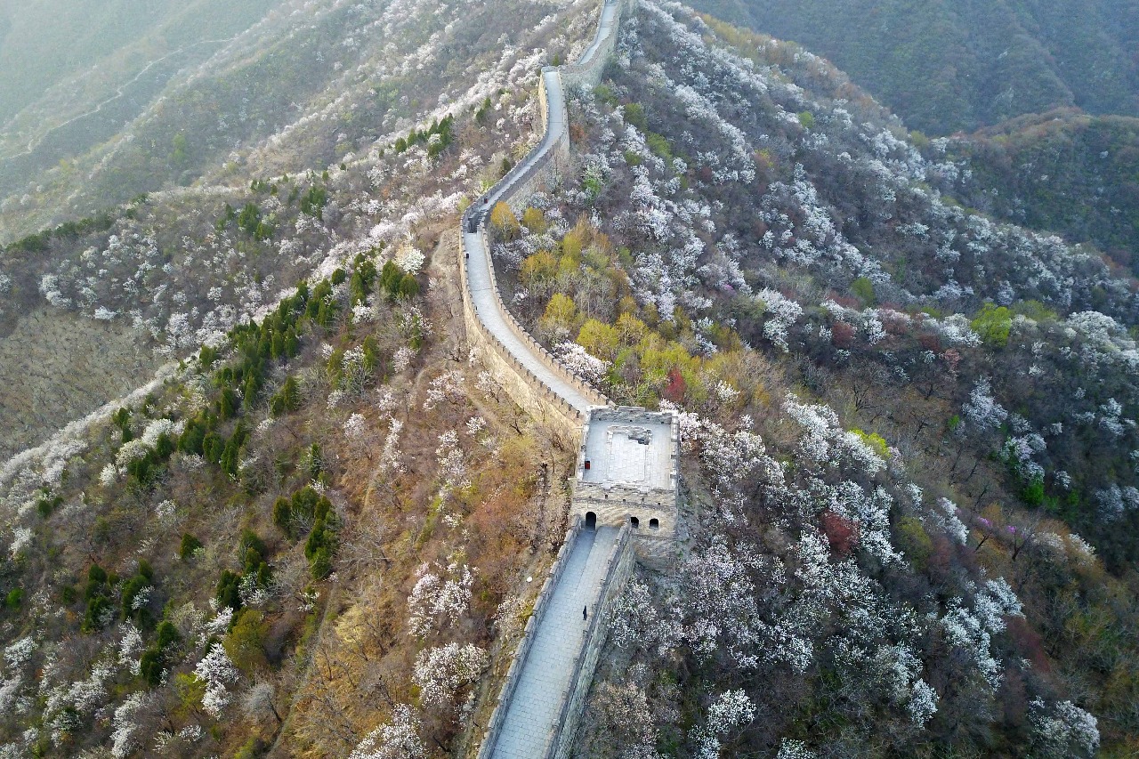 2 detained in China for damaging Great Wall