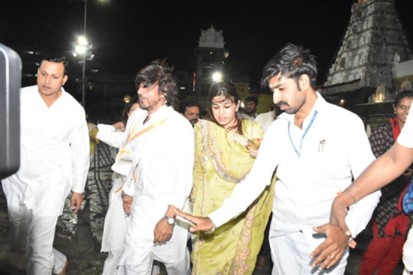 Bollywood star Shahrukh khan visits Tirumala temple for darshan