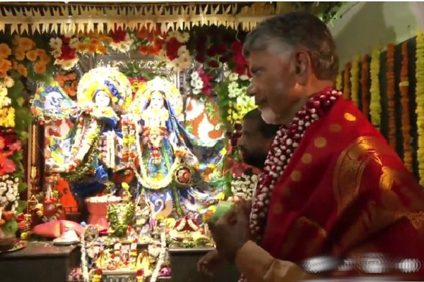 Chandrababu offers special prayers in Anantapur ISKCON temple