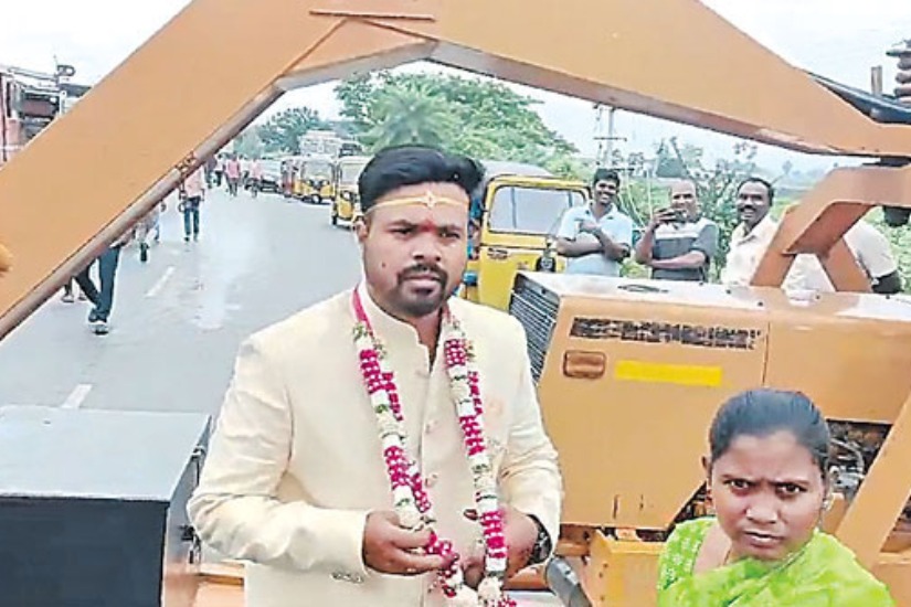 Telangana Bridegroom struck in traffic police help youth reach wedding venue on time