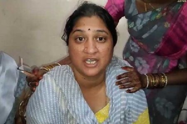 Homeguard Ravinder wife Sandhya Protest at Usmania Hospital