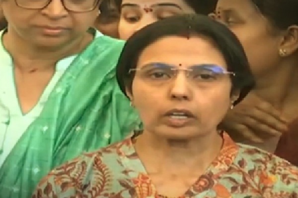 Chandrababu Naidu's wife prays at Vijayawada temple for TDP chief's well-being