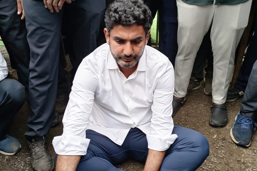 Lokesh protests at his camp site after police arrested Chandrababu
