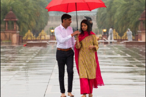 Rishi Sunak, wife Akshata's ‘Pyaar Hua Iqrar Hua’ moment in Delhi rain