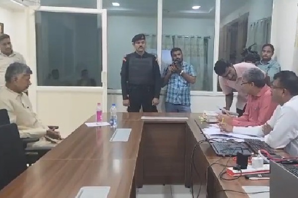 Pattabhi questions Sakshi photographer in SIT office during Chandrababu interrogation 