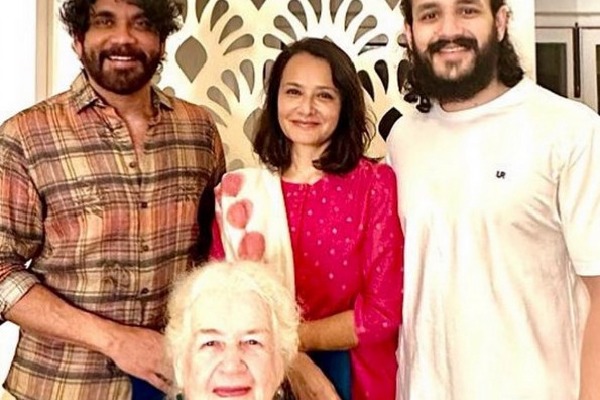 Nagarjuna latest photograph with his mother in law