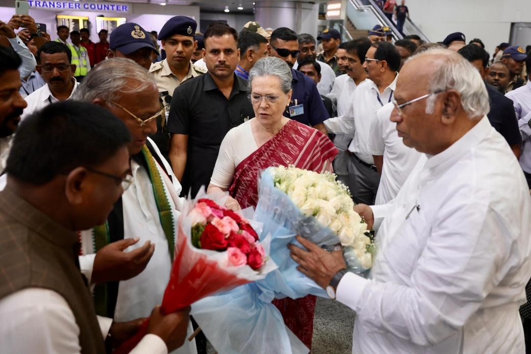 Sonia Gandhi and Rahul reaches Hyderabad