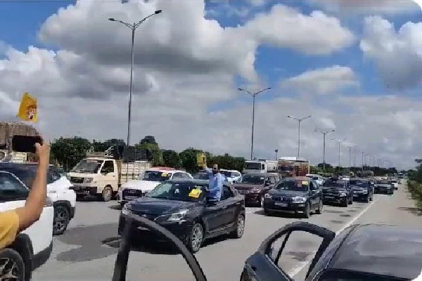 IT employees protests with cars in Hyderabad 