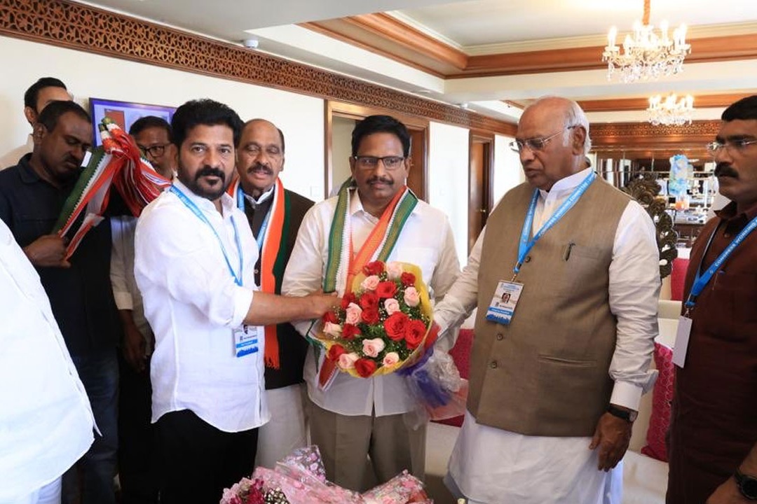 Yennam Srinivas Reddy and others joins in Congress