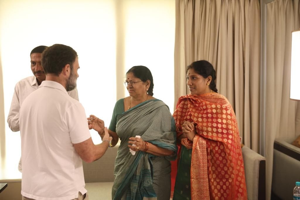 Congress top leaders Sonia Rahul and Priyanka met Gaddar Family