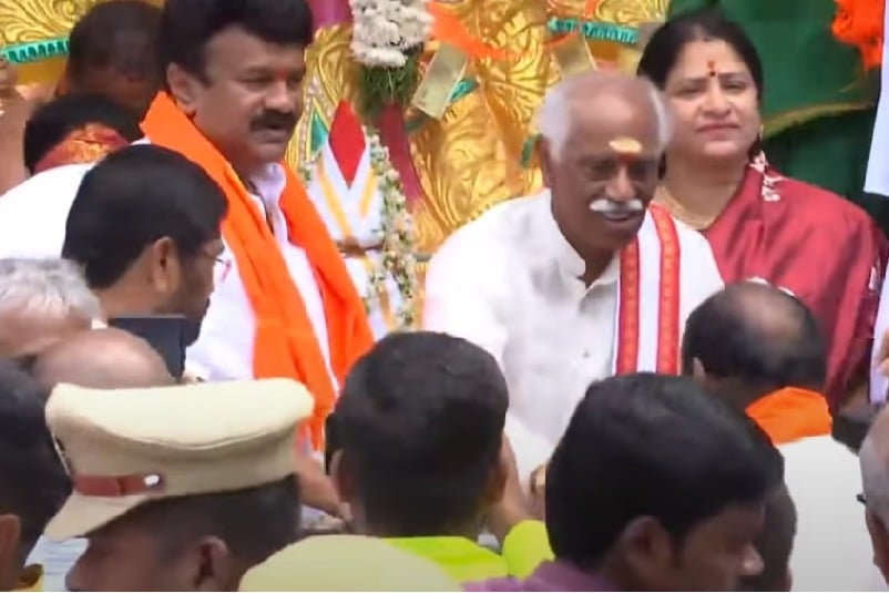 Haryana Governor Dattatreya And Telangana Minister Talasani Participated in Khairatabad Ganesh First Puja
