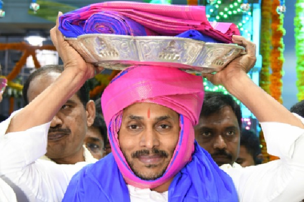 Andhra Pradesh CM offers silk robes at Tirumala temple