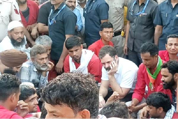 Rahul makes surprise visit to Railway station, interacts with porters