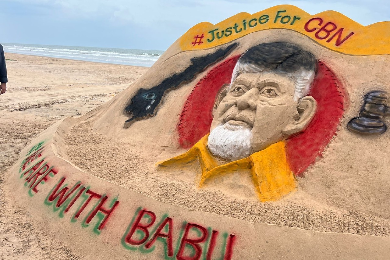 Bapatla TDP Incharge Vegeshna Narendra Varma sculpts beach art of Chandrababu