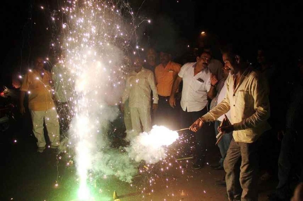 Supreme Court backs Delhi govt says no to production sale of green firecrackers