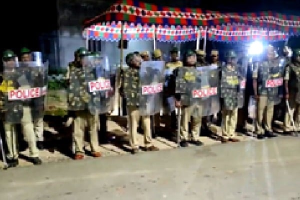 Tight security on Andhra-Telangana border to stop car rally