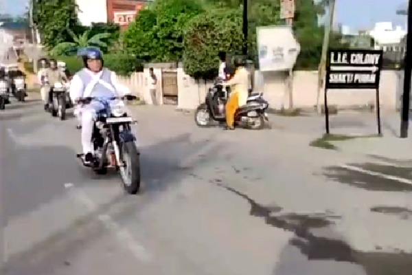 Haryana CM rides motorcycle to reach airport