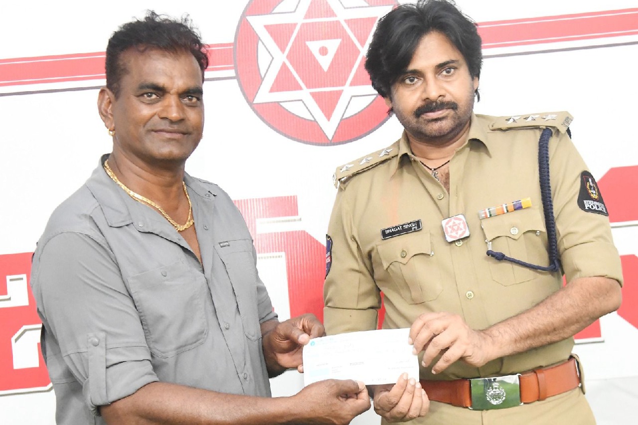 Tollywood stuntman Badri gives donation cheque to Pawan Kalyan