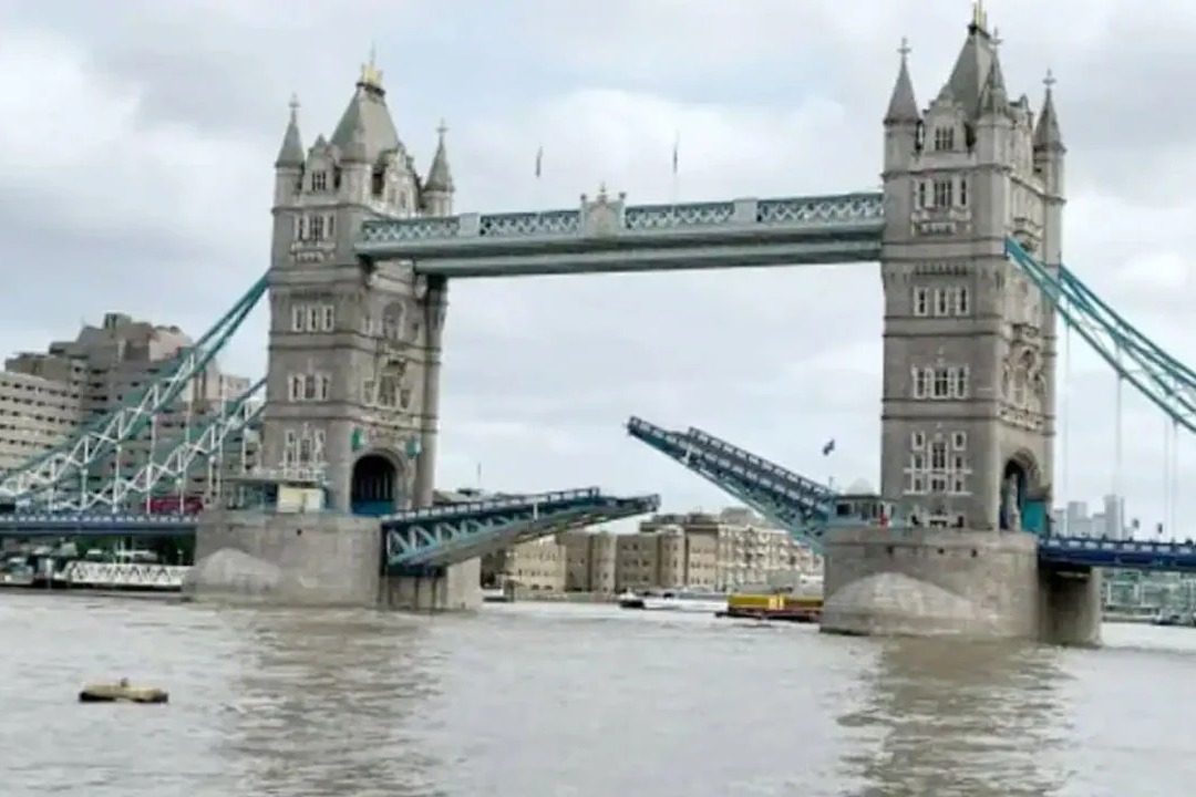 Londons Tower Bridge Gets Stuck In Raised Position