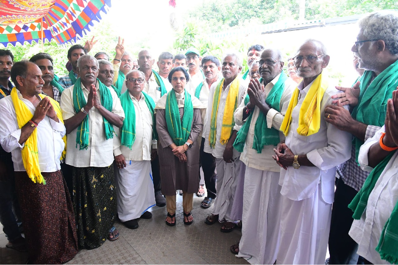 Amaravathi farmers and women met Nara Bhuvaneswari in Rajahmundry