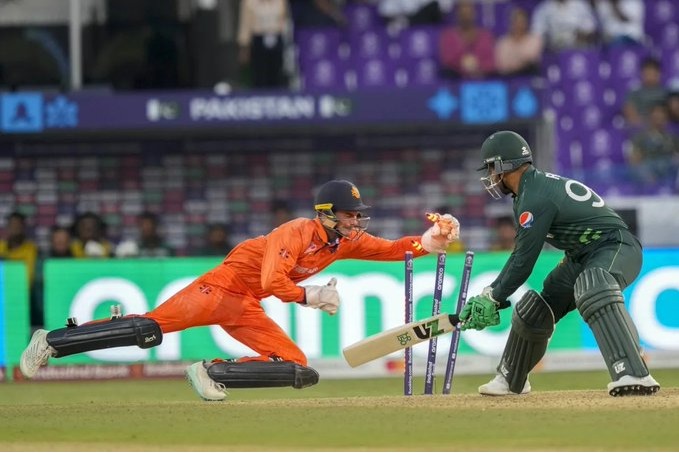 Pakistan all out for 286 runs against Nederlands