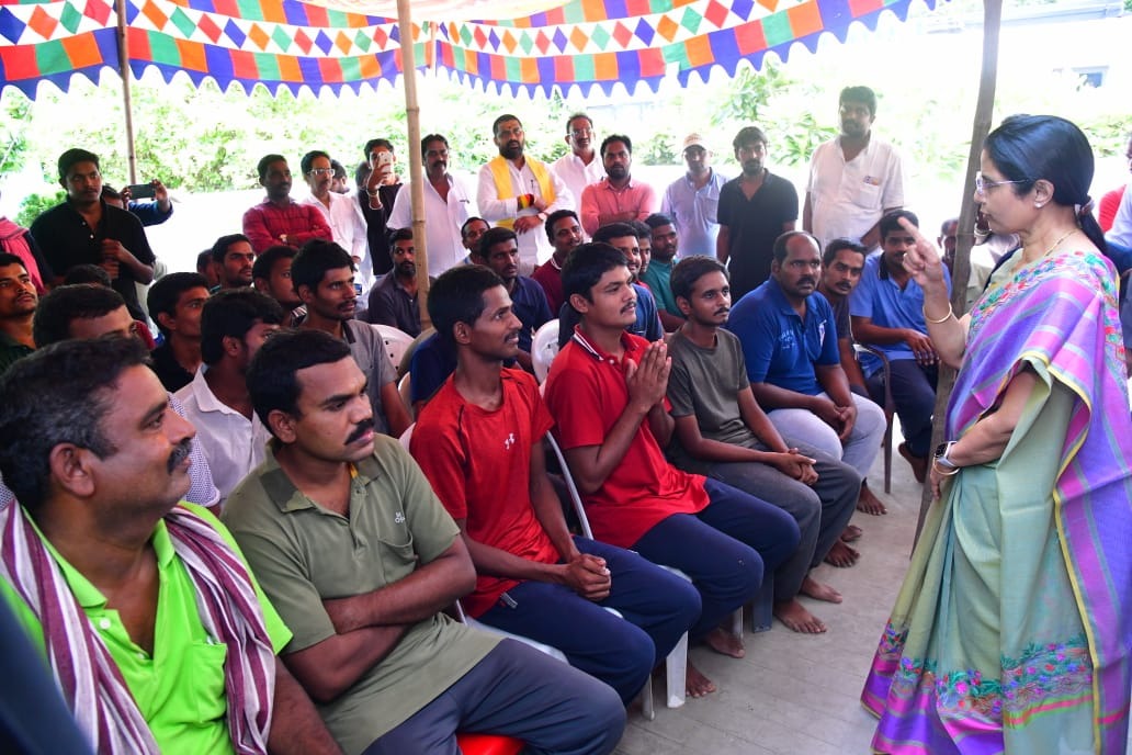 Nara Bhuvaneswari talks to Yuvagalam Volunteers who came out after got bail