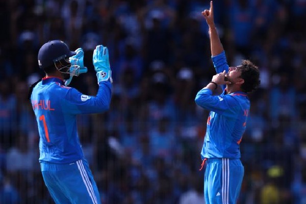 Team India bundles Aussies for 199 runs