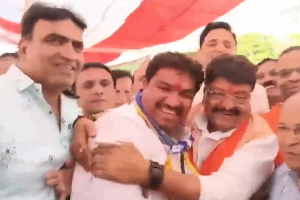 Congress MLA Sanjay Shukla touched the feet of BJP leader Kailash Vijayvargiya 
