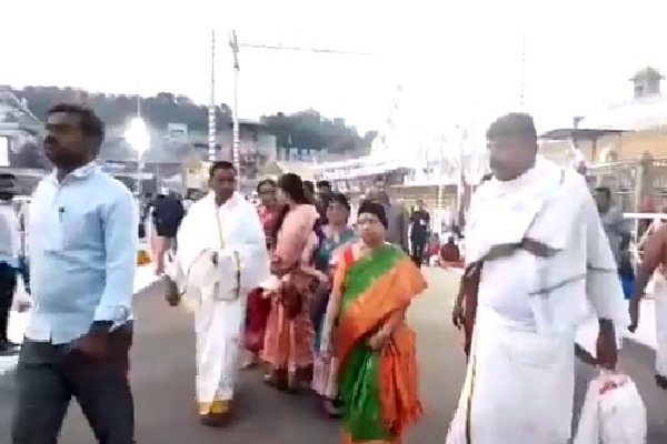KCR’s wife offers prayers at Tirumala temple
