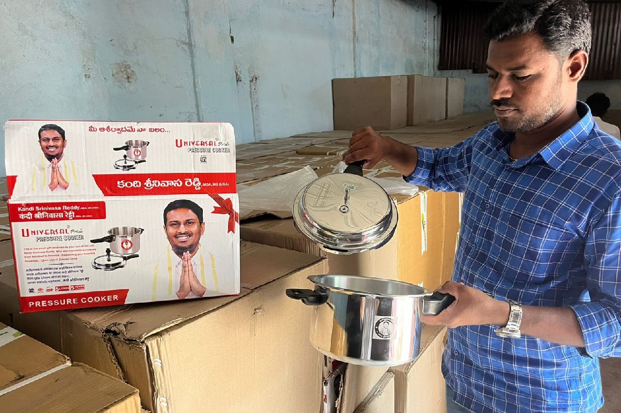 Telangana Congress leader booked for distributing pressure cookers