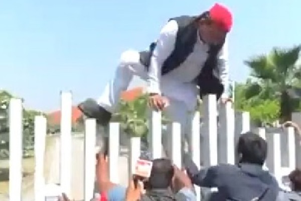 Akhilesh jumps over gate to garland JP’s statue