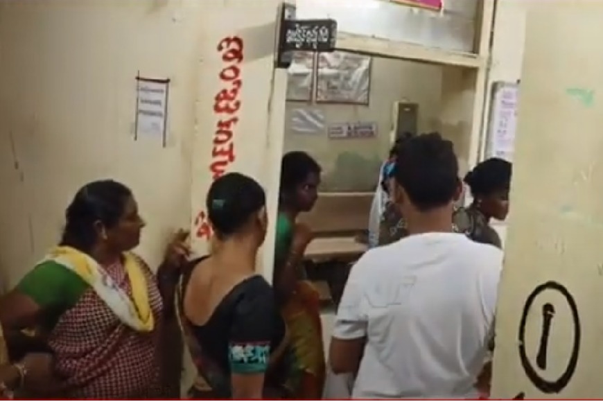 Women delivered in general ward with the help of her mother and relatives in Khammam