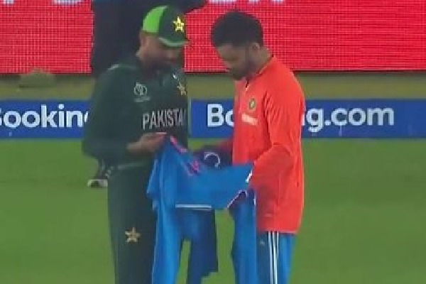 Virat gifts signed jersey to Babar; Wasim Akram criticizes Pakistan captain, says "Today was not the day...'