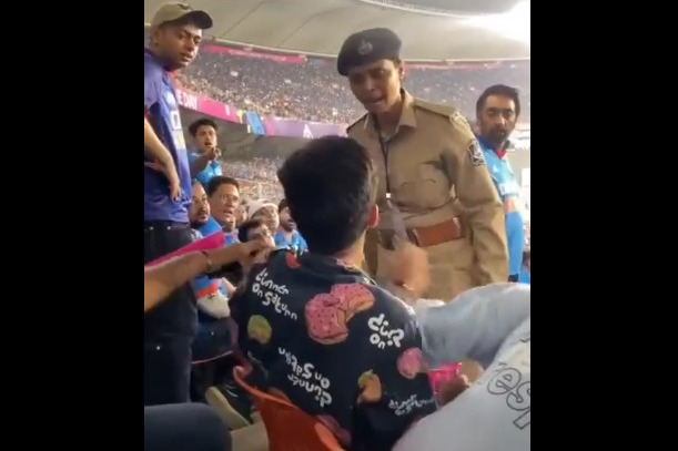 Brawl between woman cop and audience during India and Pakistan match 