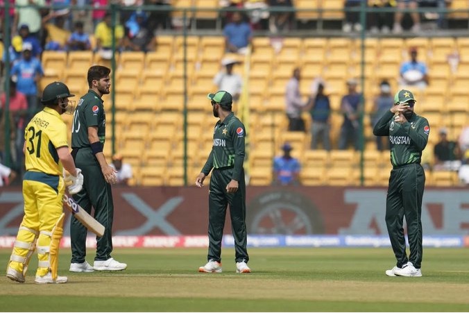 Aussies set 368 runs target to Pakistan 
