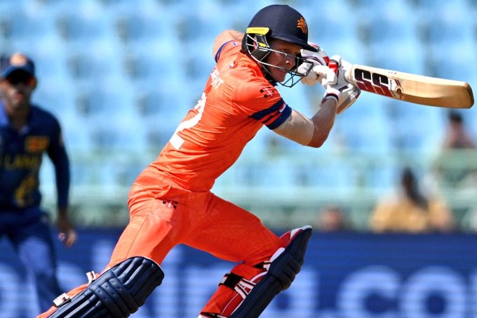 Nederlands scores 263 runs against Sri Lanka whrere the Dutch side lost six wickets for 91 runs
