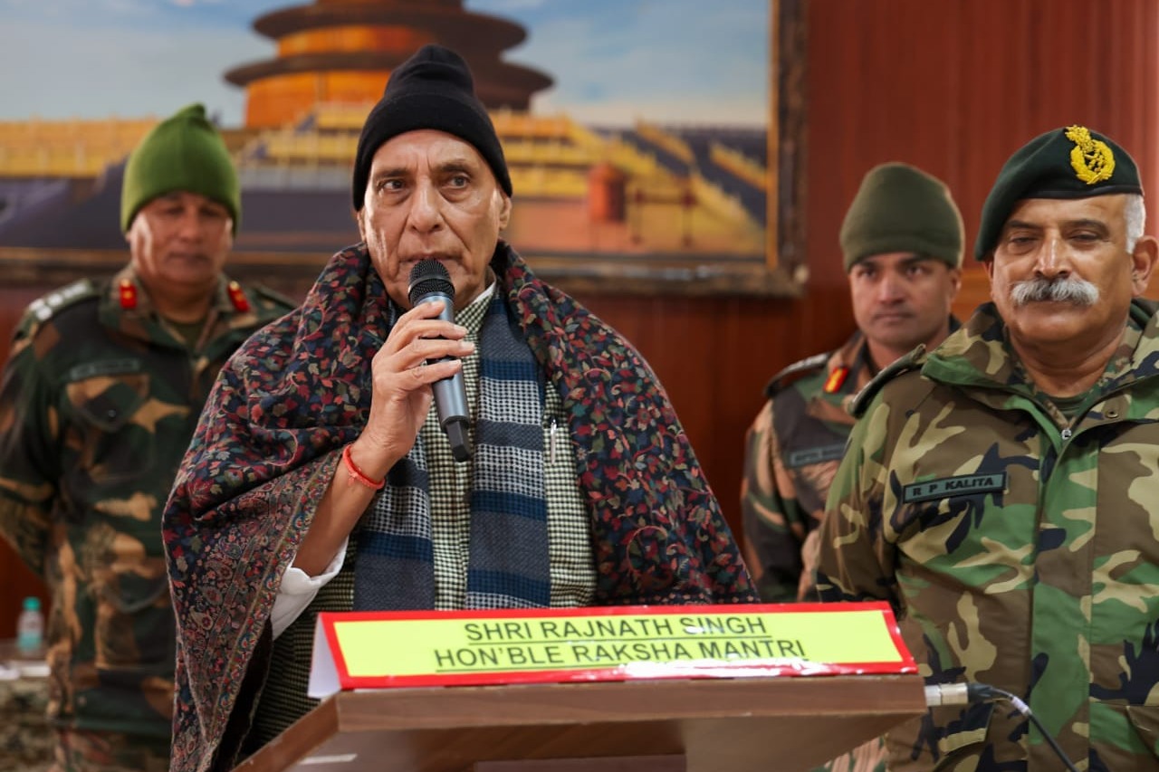 Rajnath visits forward posts in Arunachal, reviews defence
 preparedness along LAC