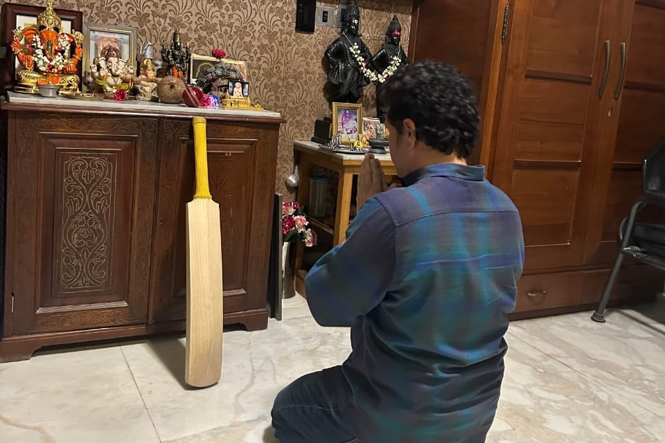 Sachin Tendulkar performs pooja to Cricket bat and ball on Dasara