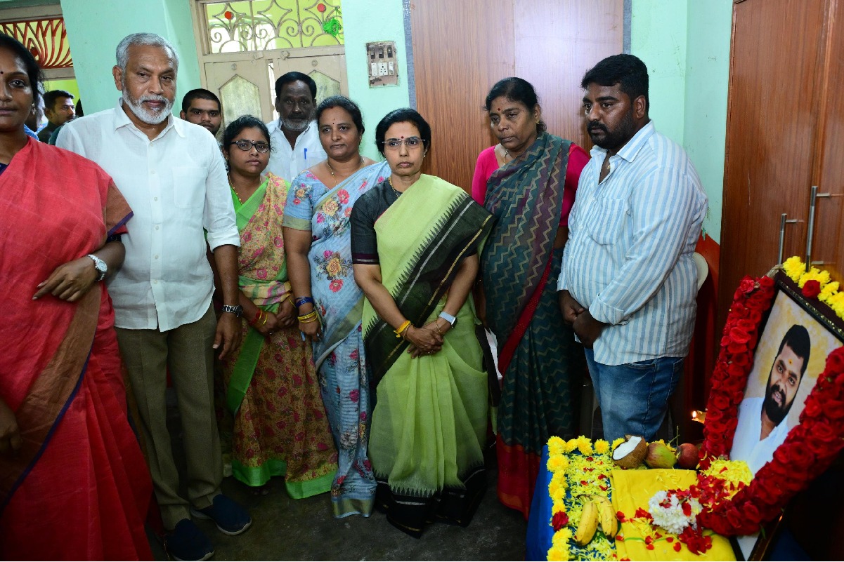 Nara Bhuvaneswari gives RS 3 laks each to Praveen Reddy and Chinnabba families