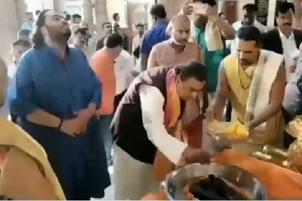 Mukesh Ambani offers prayers in Dwaraka