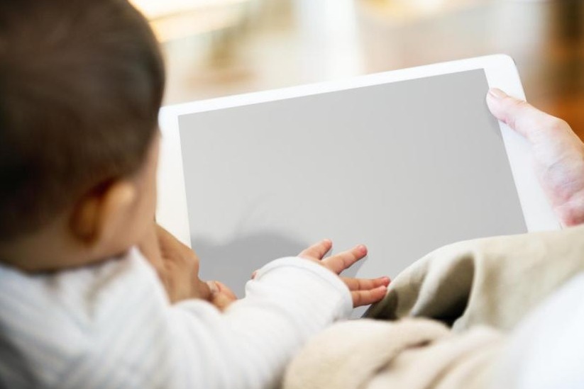 Increased screen time among kids may signal autism, ADHD risk