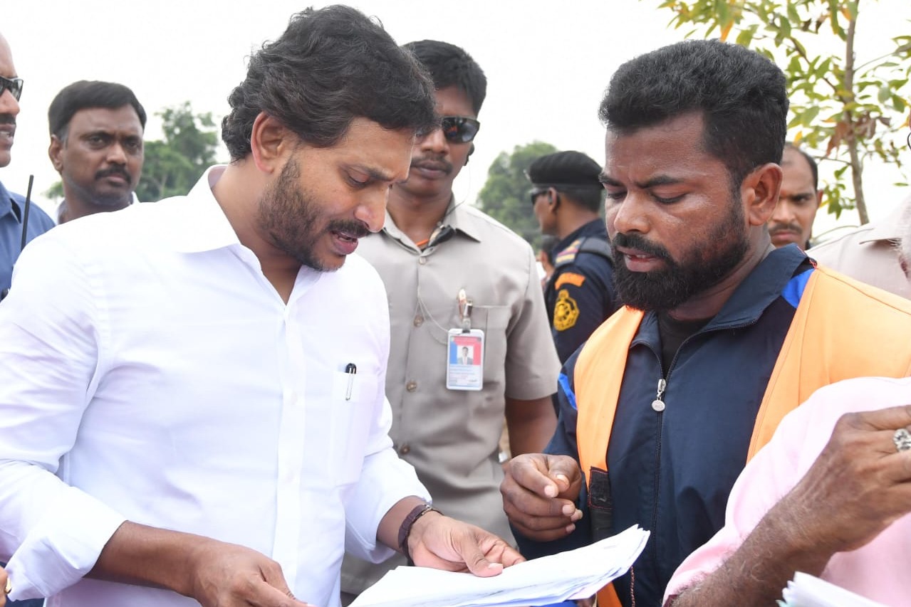 CM Jagan financiallly helps to a power lifter 
