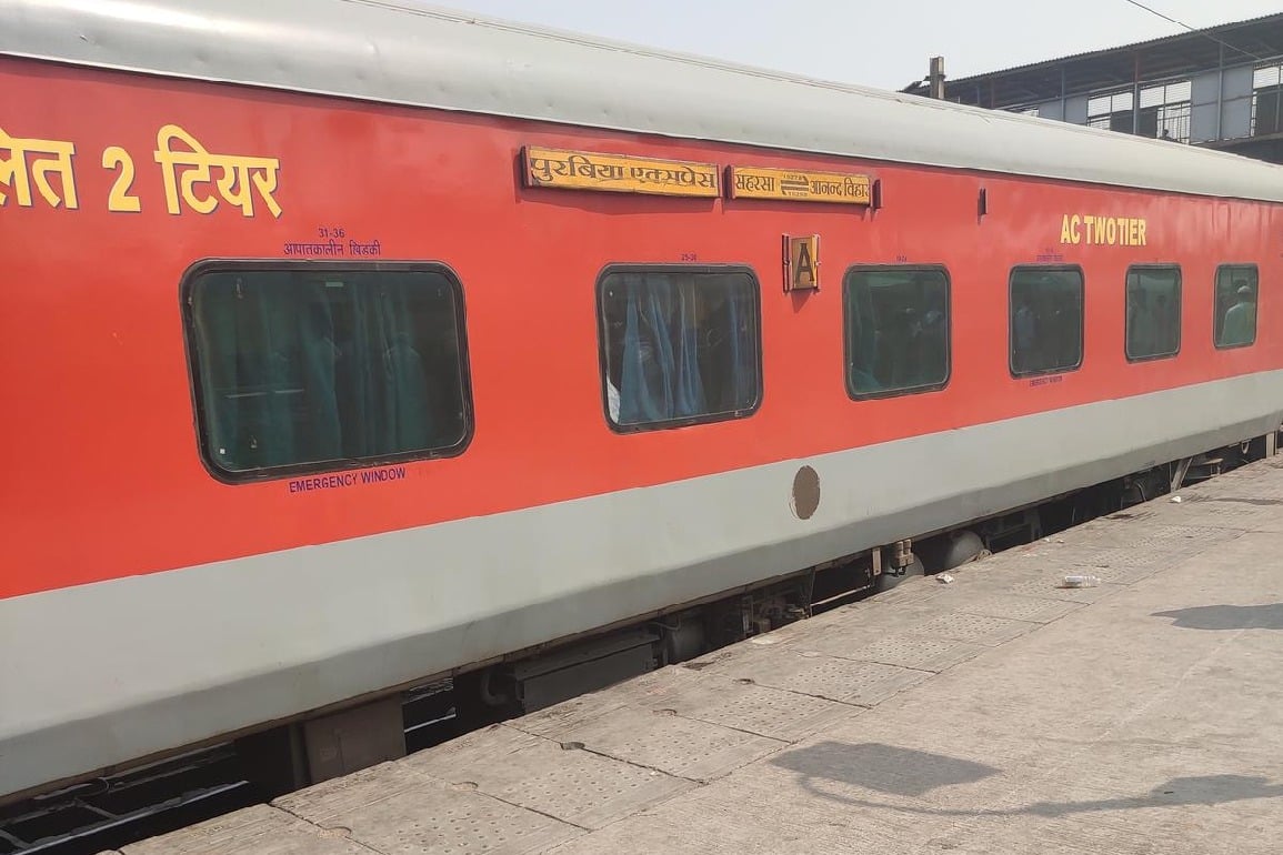 Panic in Poorabiya Express after smoke emission, passengers jump out as train stopped