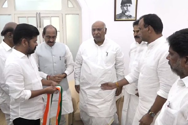 Boost for Telangana Congress as eight BRS, BJP leaders switch loyalties