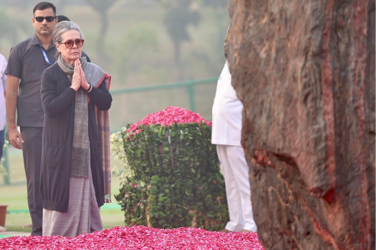 Mallikarjun Kharge, Sonia, Rahul offer floral tributes to Indira Gandhi on her death anniversary